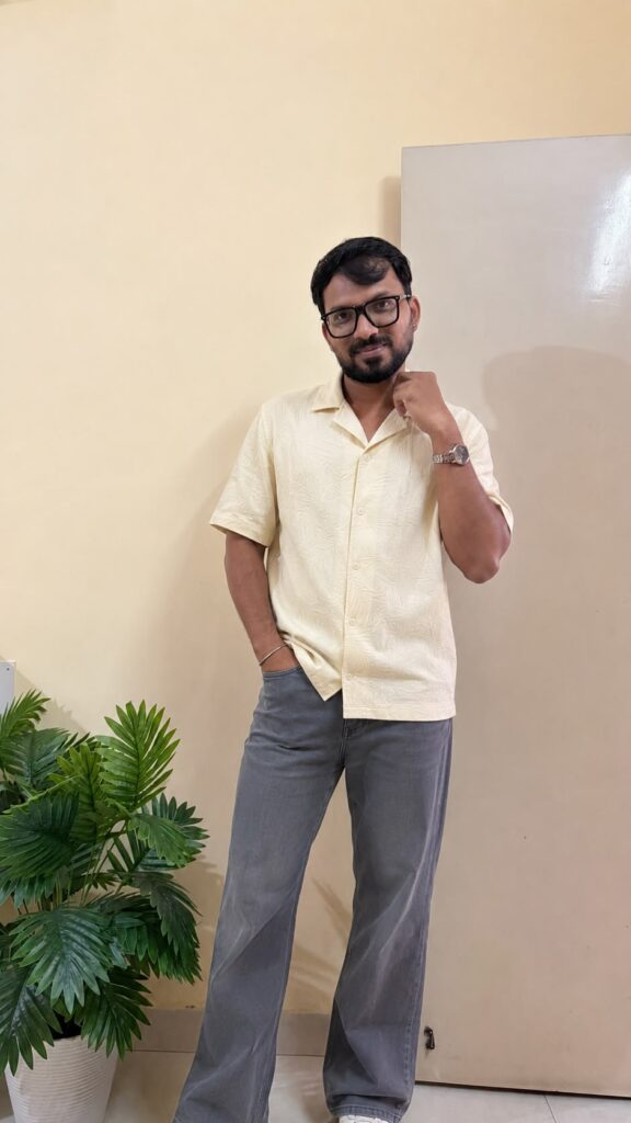 Short-sleeved shirt in jacquard jersey made from a cotton-blend with a resort collar, French front and a straight-cut hem. Relaxed fit for a casual but not oversized silhouette.