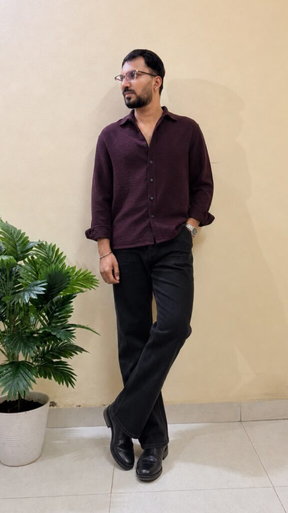 Maroon Textured Casual shirts ,has a Cutaway Collar, Button Placket, 1 Patch pocket, Long Regular Sleeves, Straight hem